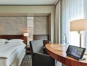 Standard Zimmer mit Kingsize oder Queensize-Bett im Dorint Hotel Am Heumarkt Köln